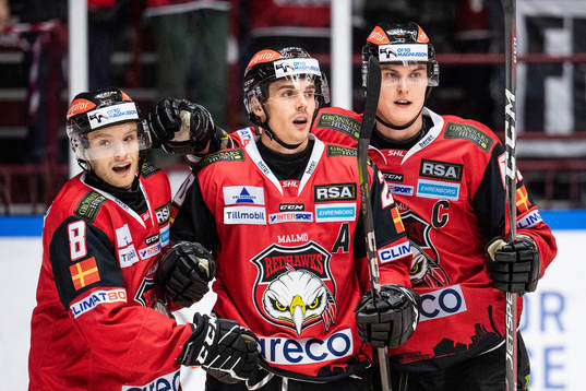 Malmö Redhawks Henrik Hetta blir omkramad av Johan