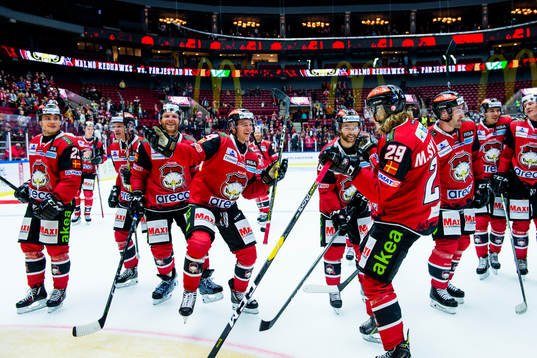 Malmö Redhawks spelare jublar
