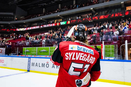 Malmö Redhawks Emil Sylvegård tackar publiken
