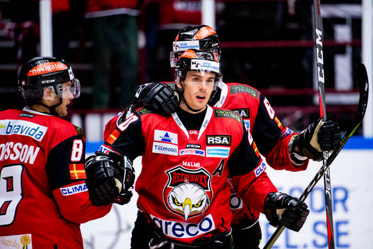 Malmö Redhawks Henrik Hetta kramas om