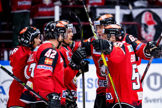 Malmö Redhawks Henrik Hetta kramas om