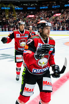 Malmö Redhawks Konstantin Komarek och Henrik Hetta jublar
