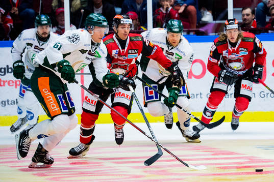 Malmö Redhawks Henrik Hetta i kamp om pucken med
