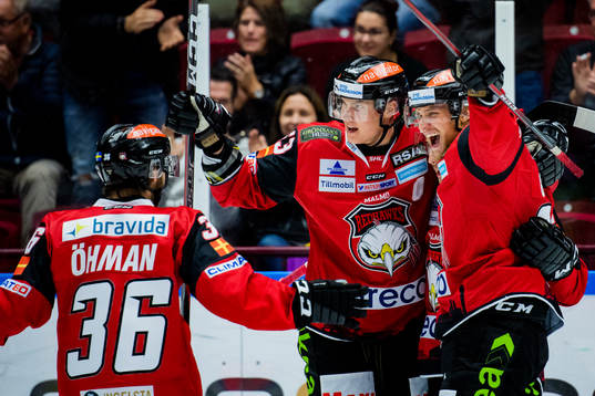 Malmö Redhawks Anton Öhman och Fredrik Händemark jublar
