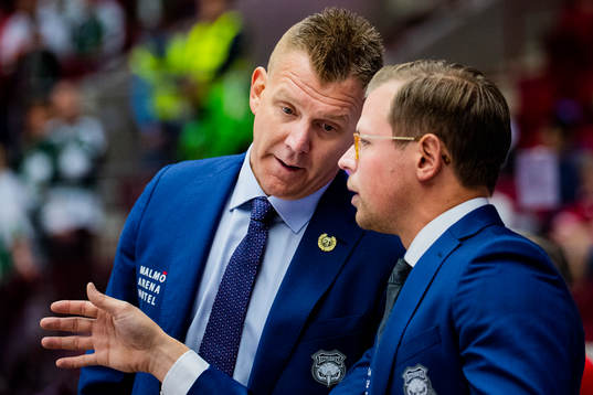 Assisterande tränare Jesper Mattsson i samtal med