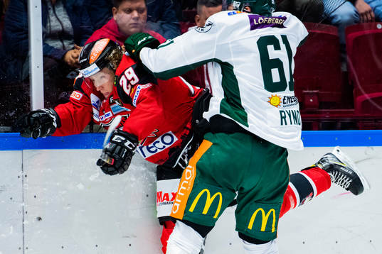 Malmö Redhawks Marcus Sylvegård tacklas av Färjestads