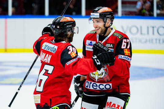 Malmö Redhawks Anton Öhman jublar med Konstantin Komarek