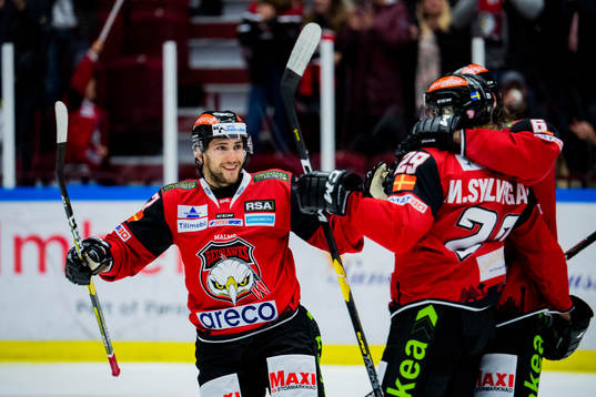 Konstantin Komarek jublar med Marcus Sylvegård och Stefan