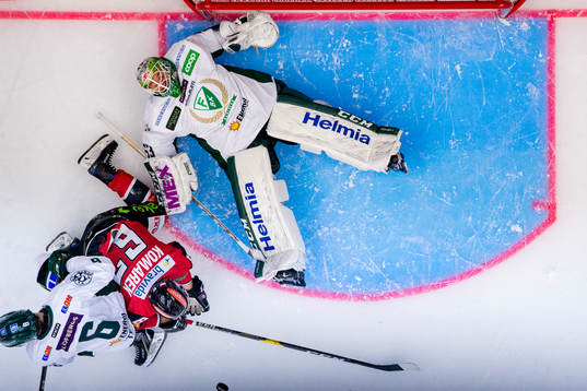 Färjestads målvakt Markus Svensson och Mikael Wikstrand