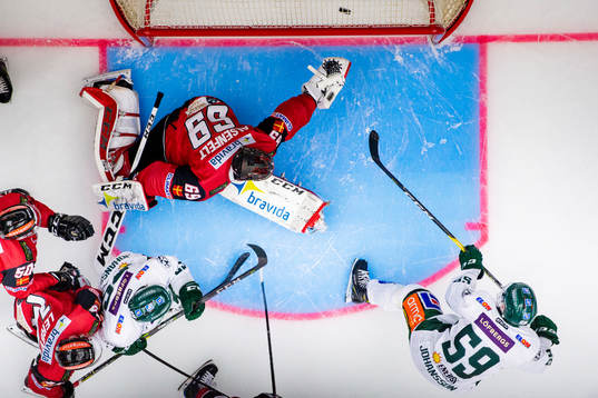 Färjestads Linus Johansson gör 1-1 bakom Malmö Redhawks