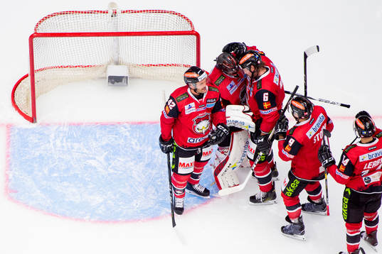 Malmö Redhawks Niklas Arell och Stefan Warg kramar om