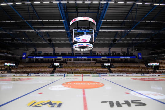Interiör vy över is, jumbotron och läktare