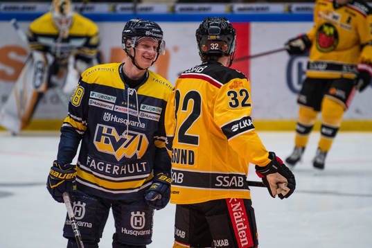 s Anton Bengtsson och Luleås Oscar Engsund samtalar