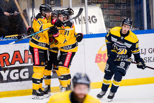 Luleås Petter Emanuelsson jublar med lagkamrater