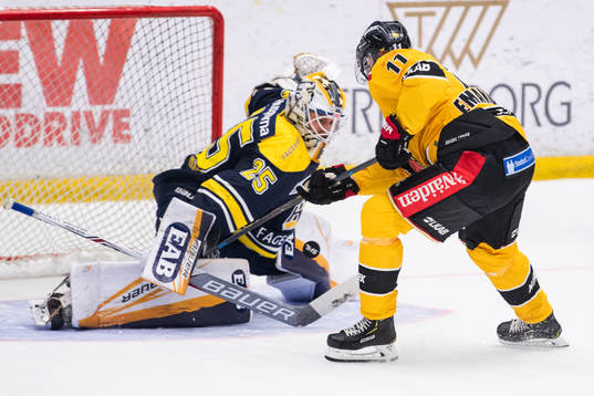 s målvakt Felix Sandström släpper in 1-2-reducering
