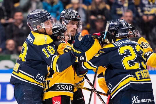 s Joakim Andersson och Mattias Tedenby i gruff med Luleås