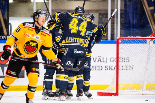 s Robin Figren jublar med lagkamrater