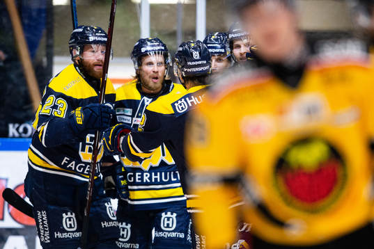 s Robin Figren jublar med lagkompisar