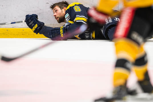 s Christoffer Persson ligger ner utan hjälm