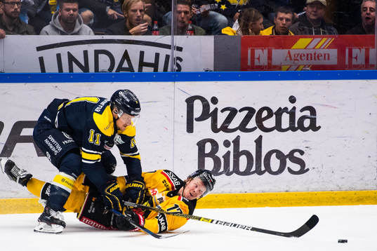 s Simon Önerud och Luleås David Lindquist i kamp om pucken