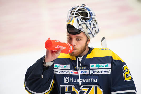 s målvakt Felix Sandström dricker vatten vid ett power