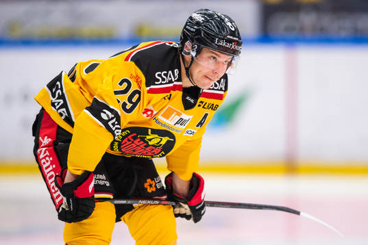 Luleås Erik Gustafssonunder ishockeymatchen i SHL mellan