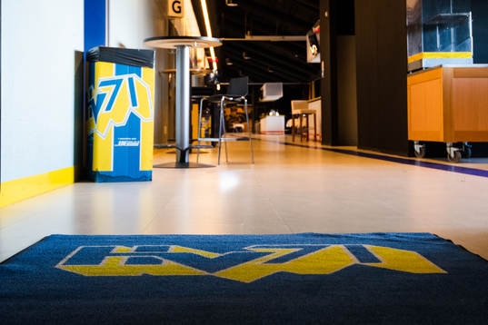 s logotyp i en korridor