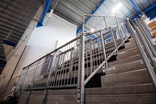 Staket vid bortasektionen på läktaren