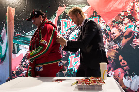 Tidigare Frölunda spelaren Tomi Kallio skriver autografer
