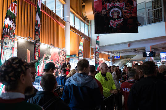 Tidigare Frölunda spelaren Tomi Kallio skriver autografer