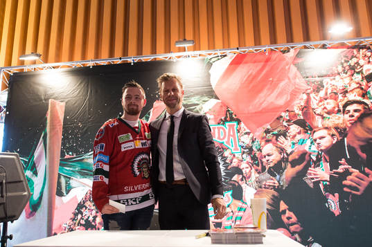 Tidigare Frölunda spelaren Tomi Kallio skriver autografer