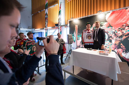 Tidigare Frölunda spelaren Tomi Kallio skriver autografer