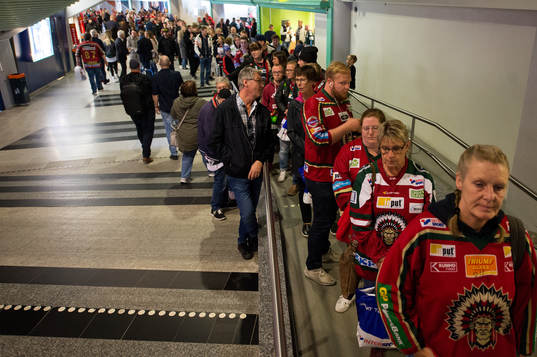 Långa köer till tidigare Frölunda spelaren Tomi Kallio