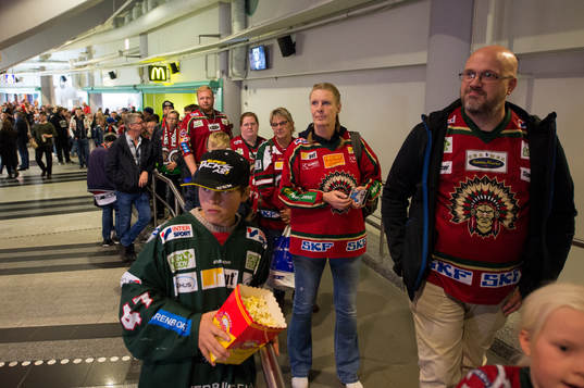 Långa köer till tidigare Frölunda spelaren Tomi Kallio