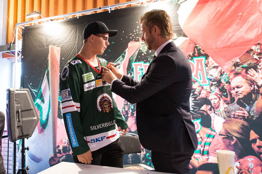 Tidigare Frölunda spelaren Tomi Kallio skriver autografer