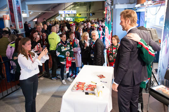 Tidigare Frölunda spelaren Tomi Kallio skriver autografer