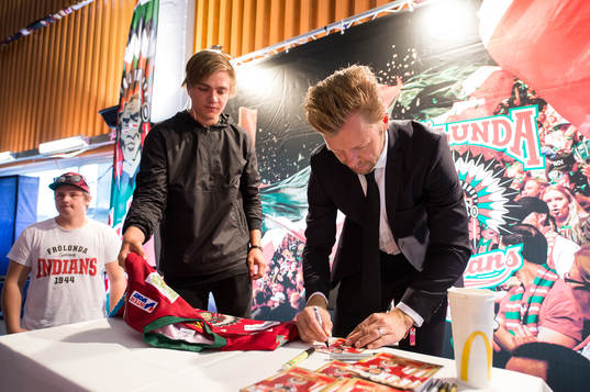 Tidigare Frölunda spelaren Tomi Kallio skriver autografer