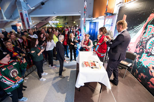 Tidigare Frölunda spelaren Tomi Kallio skriver autografer