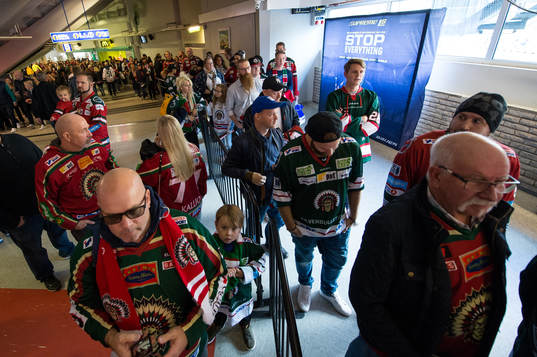 Långa köer till tidigare Frölunda spelaren Tomi Kallio