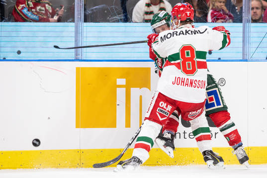 Frölundas Ryan Lasch blir tacklad av Moras Robin Johansson