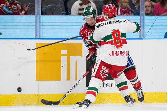 Moras Robin Johansson tacklar Frölundas Ryan Lasch och