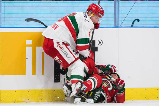 Moras Robin Johansson tacklar Frölundas Ryan Lasch och