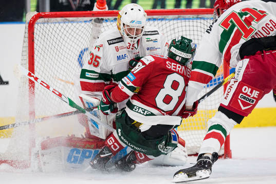 Frölundas Ryan Lasch krockar med Moras målvakt Christian