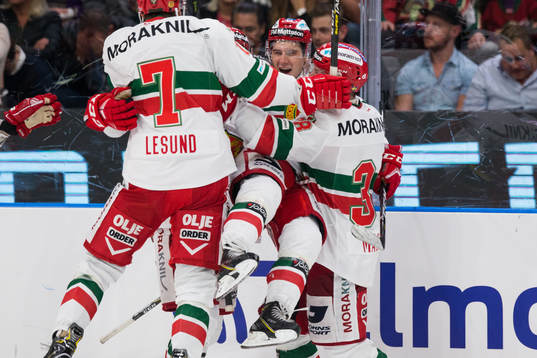 Moras Michael Haga jublar med lagkamrater