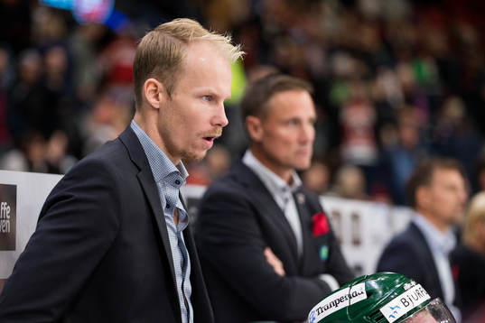 Frölundas assisterande tränare Johan Lundskog  deppar