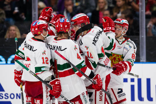 Moras Emil Aronsson jublar med lagkamrater