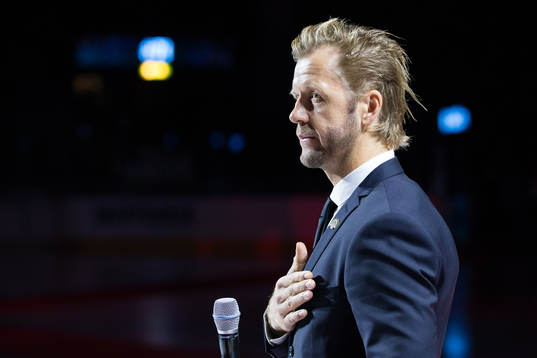 Tomi Kallio håller ett tal