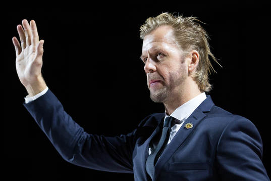 Tomi Kallio håller ett tal