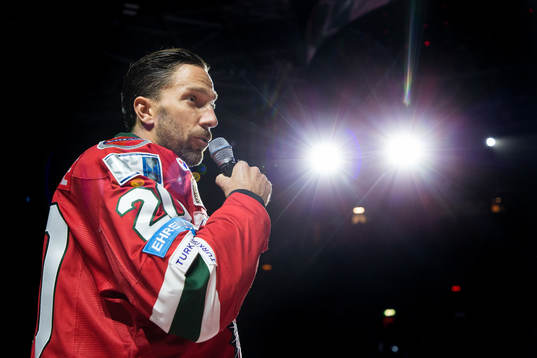 Frölundas Joel Lundqvist håller ett tal