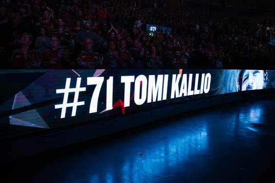 Led skyltar med Tomi Kallios siffra och namn